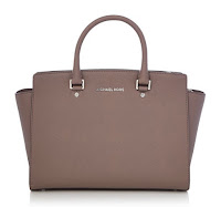 http://www.awin1.com/cread.php?platform=dl&awinmid=3100&awinaffid=32306&clickref=&p=http%3A%2F%2Fwww.houseoffraser.co.uk%2FMichael%2BKors%2BSelma%2Btaupe%2Blarge%2Btote%2Bbag%2F225152696%2Cdefault%2Cpd.html